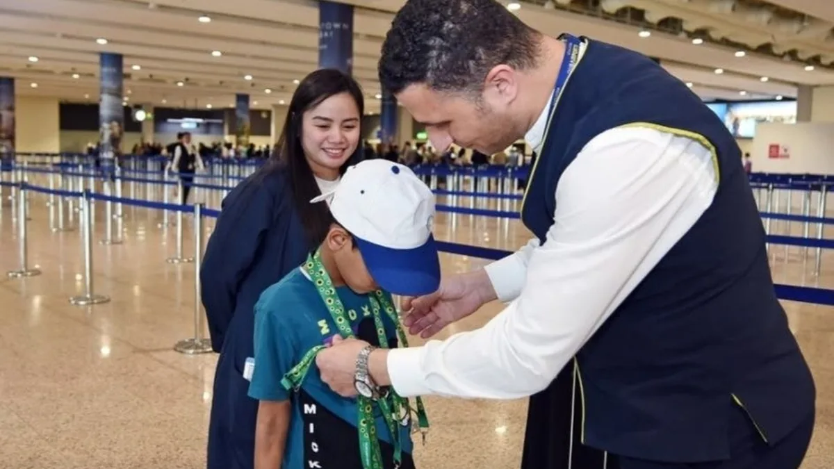Personal aeroportuario ayuda a un niño durante una experiencia de viaje accesible