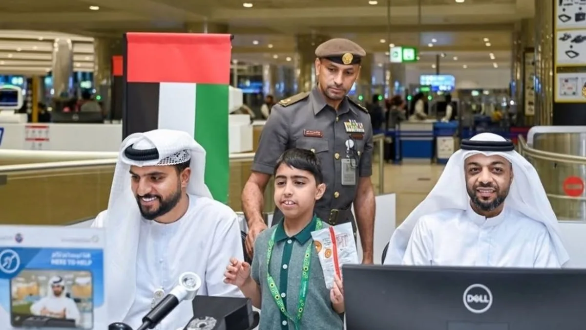 Niño recibe acompañamiento de personal aeroportuario durante una actividad de viaje accesible en Dubái